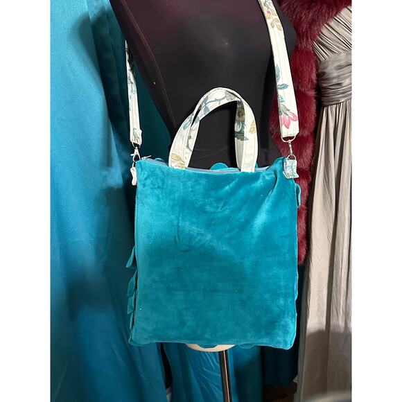 Handmade Petal Purse with matching pocket insert and embroidered accents. - Picture 4 of 10